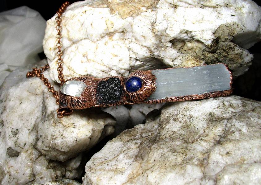 *SLUNOVRAT- přívěs s Lapisem Lazuli-Selenitem, Vltavínem a Křišťálem