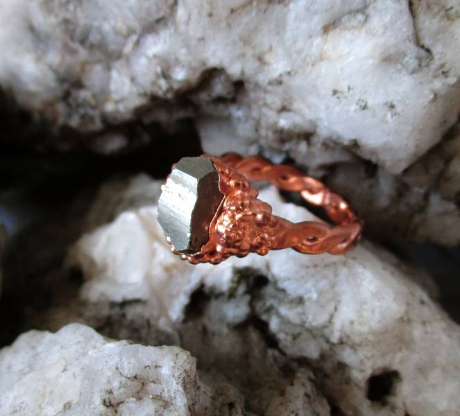 *Prsten - Železný pyrit v „copánku“