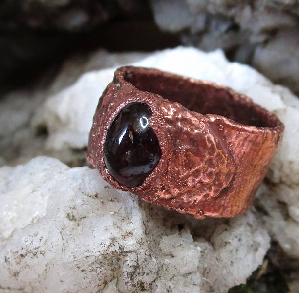 *Měděný prsten-Granát na taftové stužce