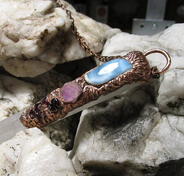 *Přívěs Selenit-Larimar-Rubelit-Granáty