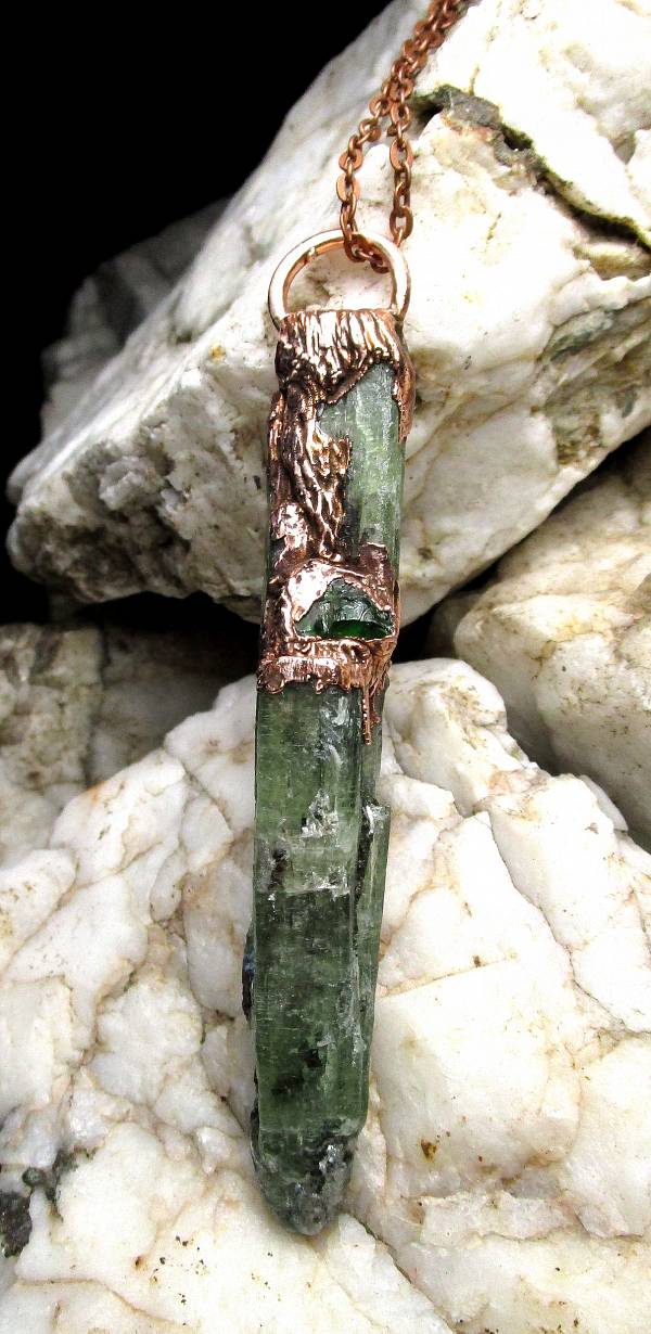 *Přívěs KYANIT Distén s Chromdiopsidem