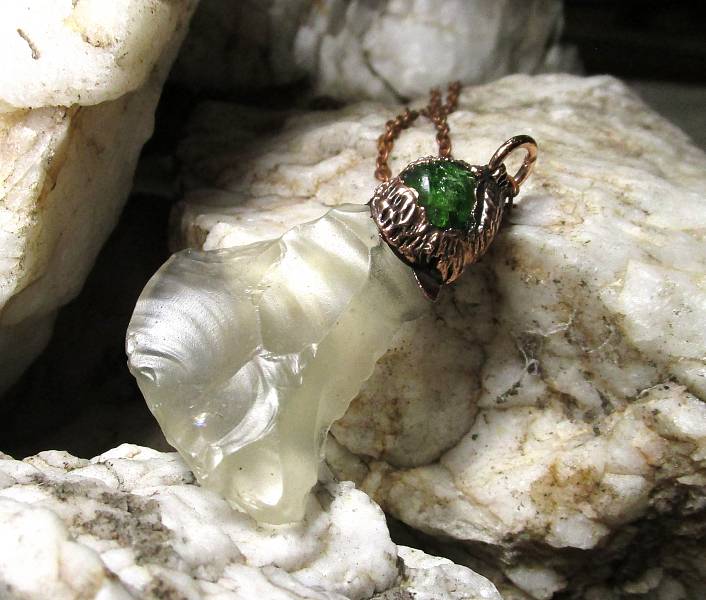 *Přívěs LIBYJSKÉ POUŠTNÍ SKLO s Chromdiopsidem