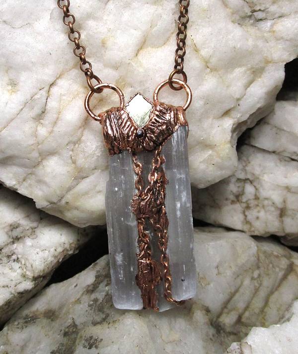 *Přívěs SELENIT - okno s Pyritem a Granátkem