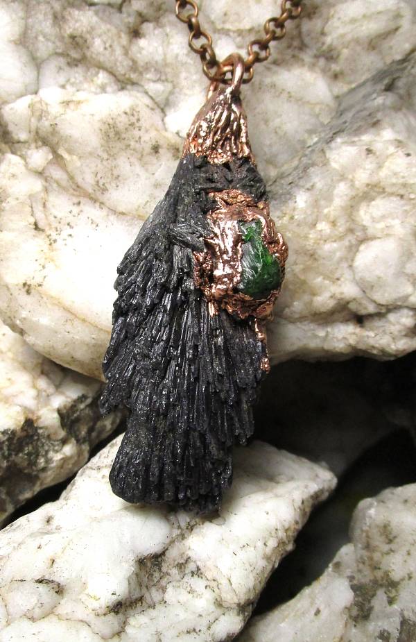 *Přívěs KYANIT černý - vějířovitý (Tremolit) s Chromdiopsidem