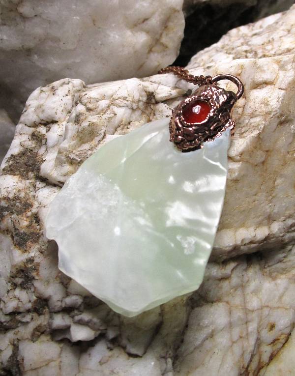 *Přívěs KALCIT pistáciový s Granátem