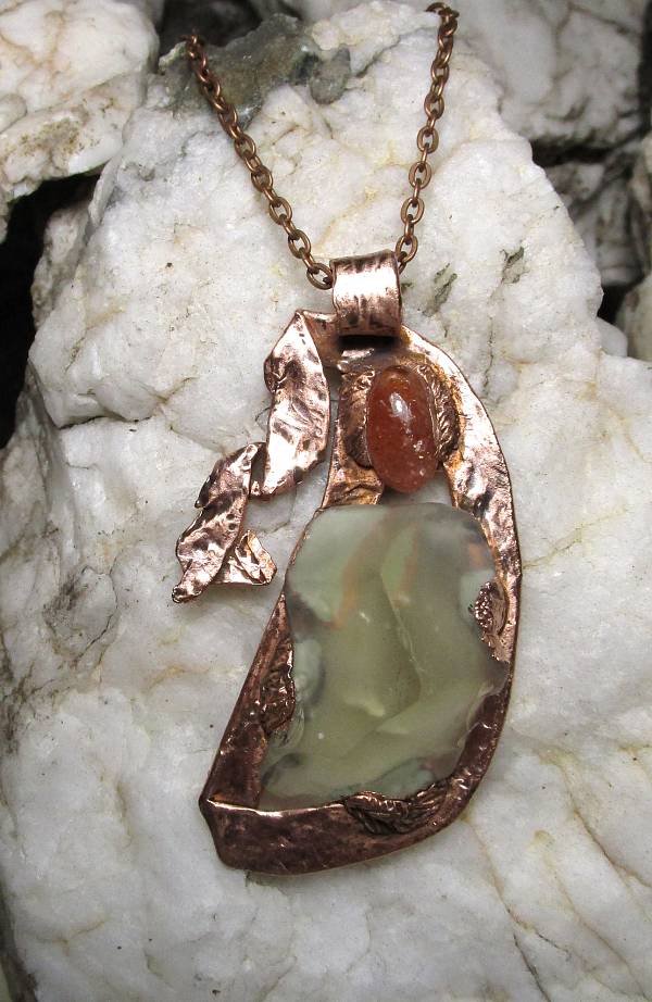 *Přívěs LIBYJSKÉ pouštní sklo se Slunečním kamenem