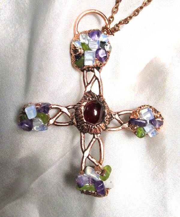 KŘÍŽ ROVNORAMENNÝ - Granát-Měsíční kámen- Serpentin-Ametyst     